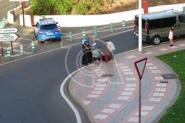 Un mujer evacuada en ambulancia tras sufrir una caída en San Juan (Foto TA)